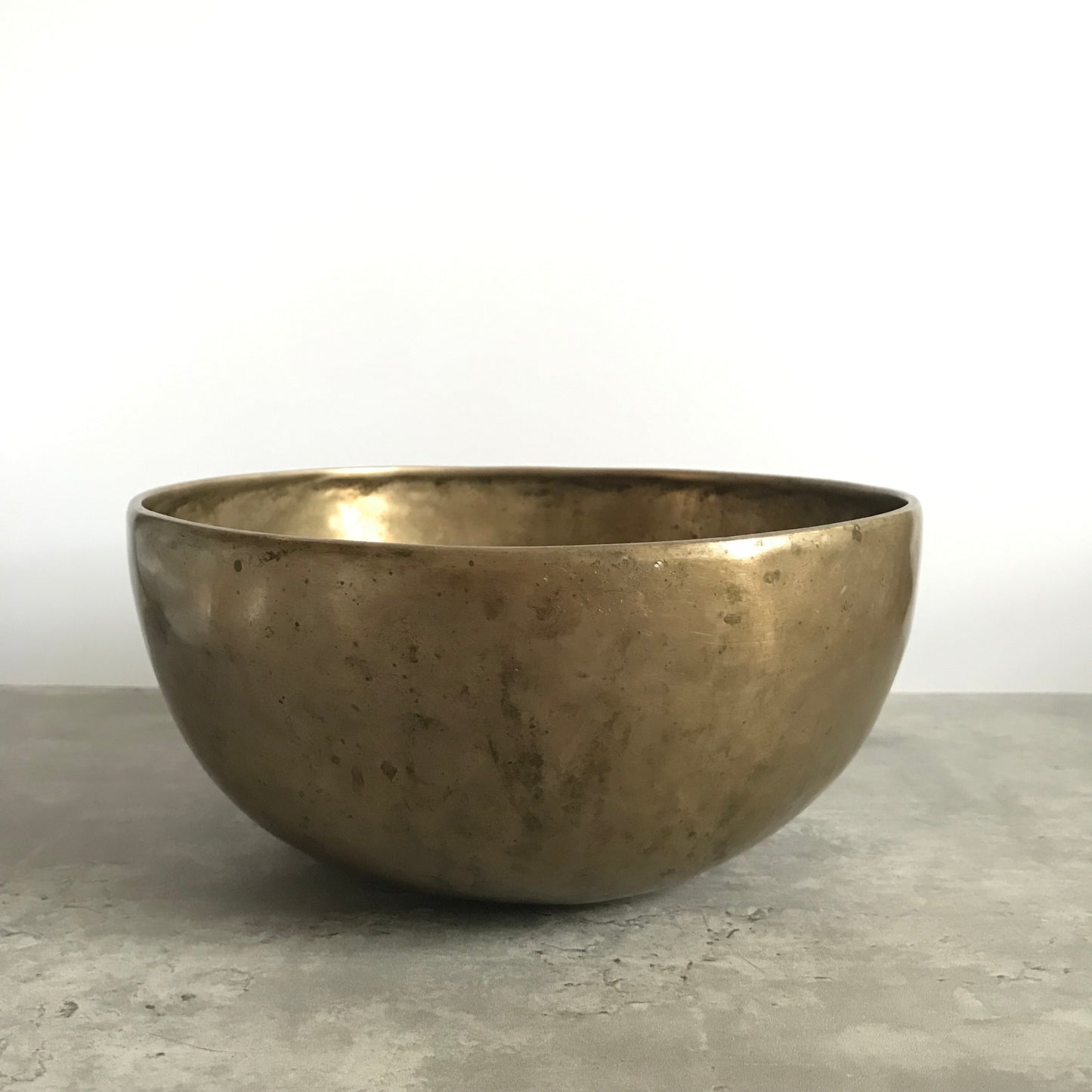 Antique Jambati Golden 136.1Hz Om Singing Bowl