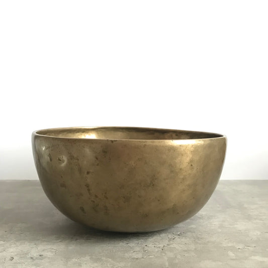 Antique Jambati Golden 136.1Hz Om Singing Bowl