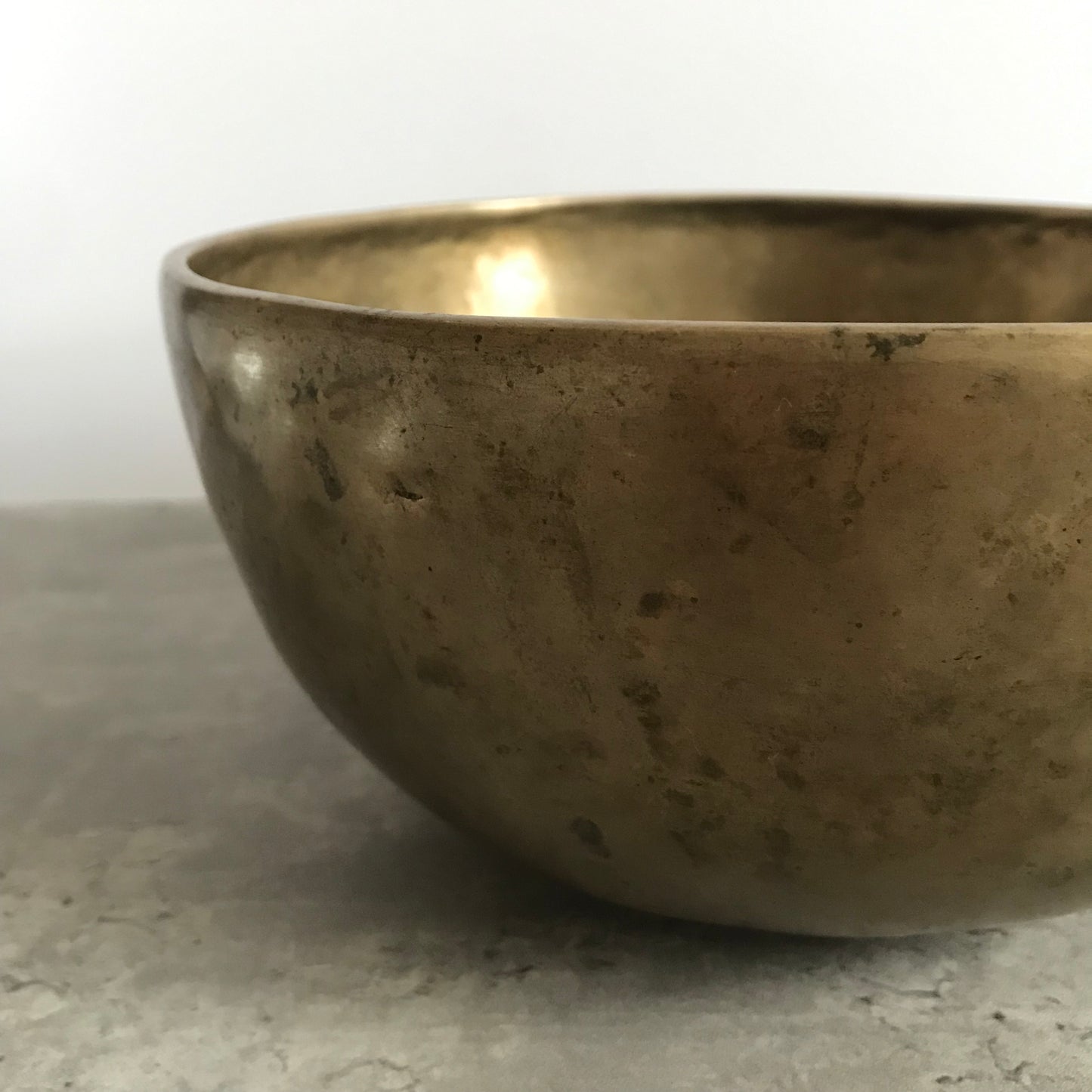 Antique Jambati Golden 136.1Hz Om Singing Bowl