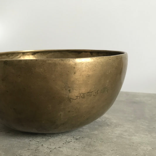 Antique Jambati Golden 136.1Hz Om Singing Bowl